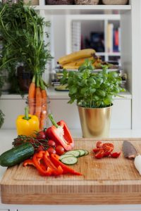 Frisches Gemüse auf einem Brett